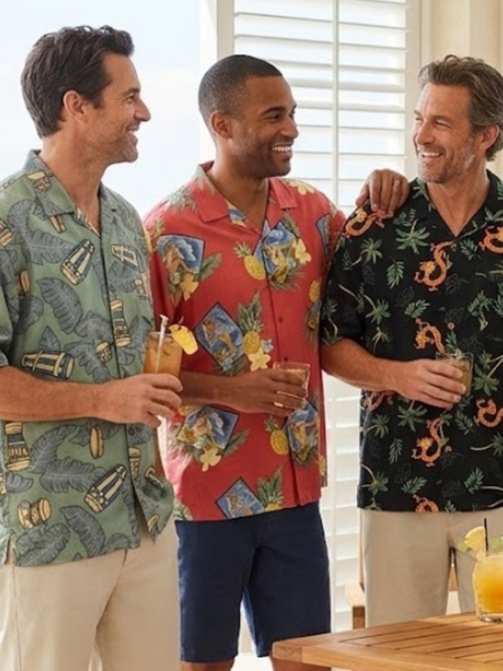 Tommy Bahama Red Pineapple & Tropical Print Camp Shirt size Large